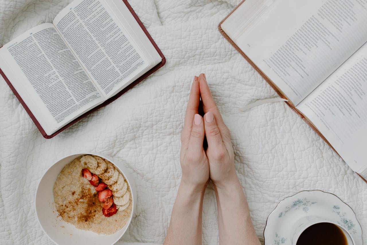  Photo by Tara Winstead: https://www.pexels.com/photo/person-holding-white-ceramic-plate-with-food-8383491/